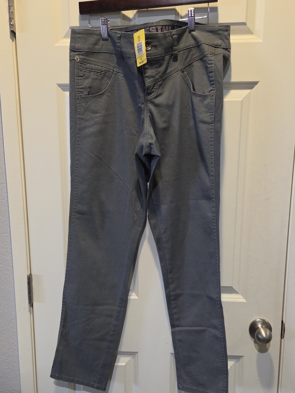 Freestyle Revolution Women’s Grey Straight-Leg Jeans